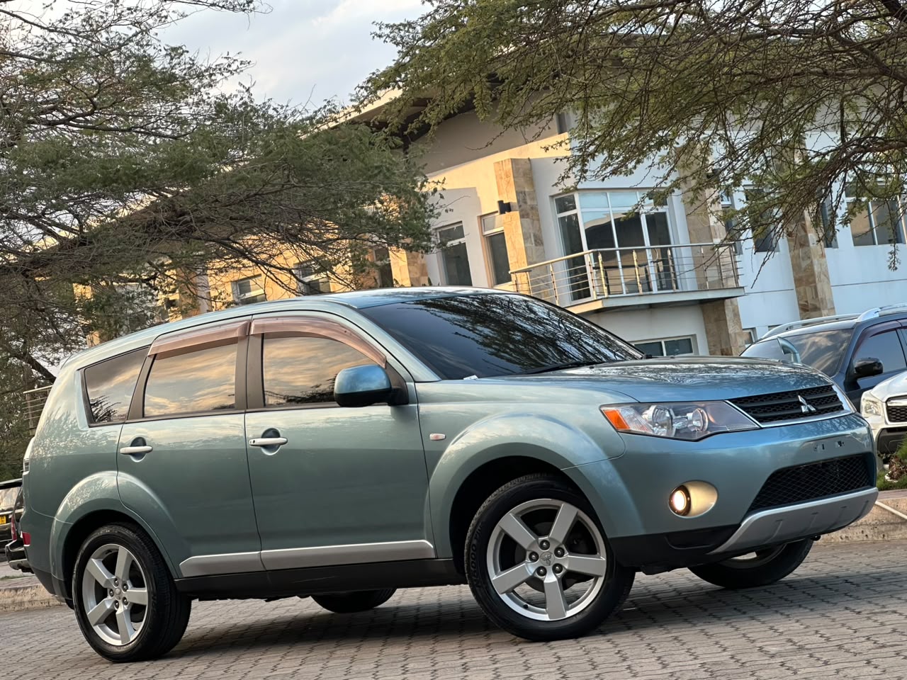 MITSUBISHI OUTLANDER